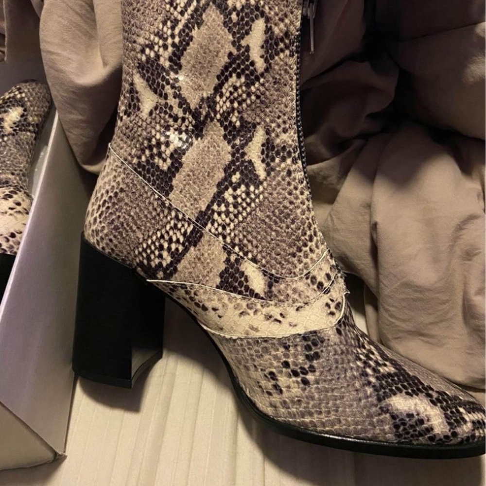 L’Intervalle snake skin boots